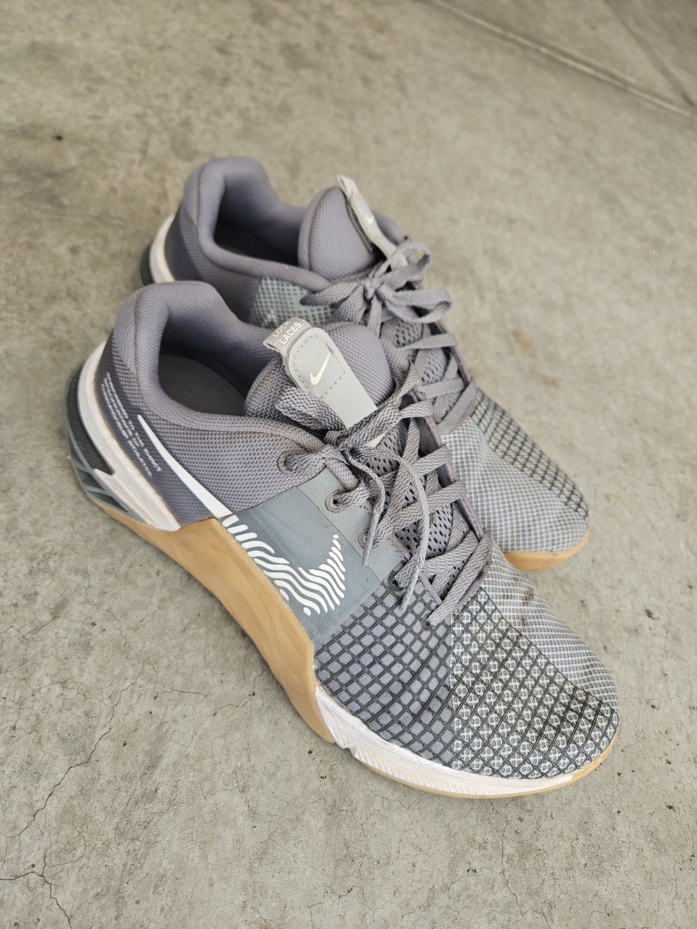 Nike Men's Metcon 8 Gray Athletic Training Shoes with Gum-Tone Outsole